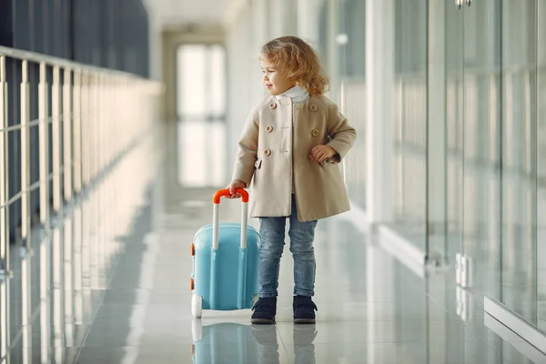 Petite Fille Avec Une Valise Aéroport — Photo