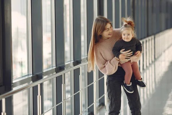 Anne ve küçük kızı koridorda dikiliyorlar.