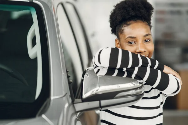 Joven Afroamericana Mujer Salón Coches — Foto de Stock