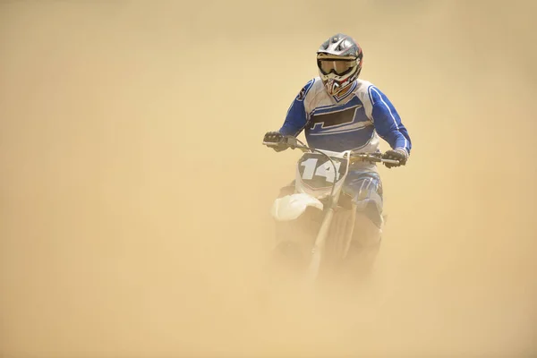 Motokros Motorcusu Kumlu Tozda Sürüyor — Stok fotoğraf