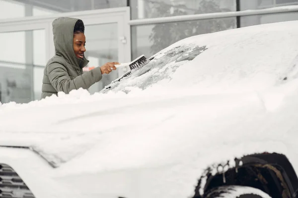 Sneeuw Verwijderen Uit Auto Voorruit Vrouw — Stockfoto