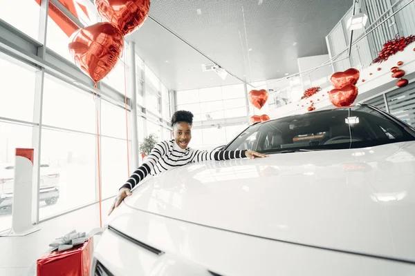 Jong Afrikaans Amerikaans Vrouw Auto Salon — Stockfoto