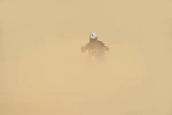 Motocross Motociclista Andando Poeira Arenosa — Fotografia de Stock