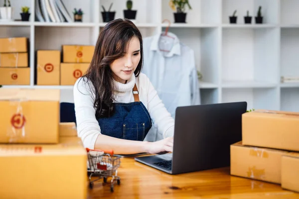 Work Home Happy Women Selling Products Online Start Small Business — Stock Photo, Image