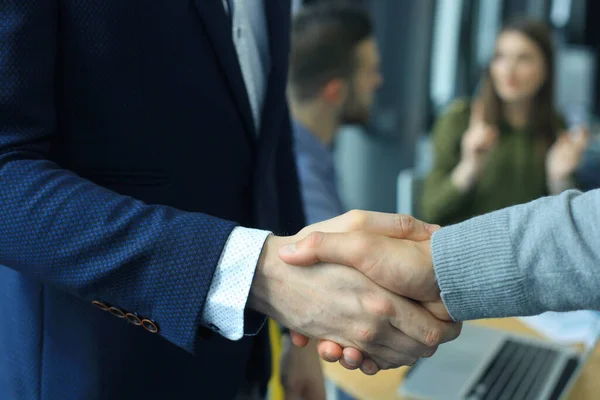 Empresários Apertando Mãos Terminando Uma Reunião — Fotografia de Stock