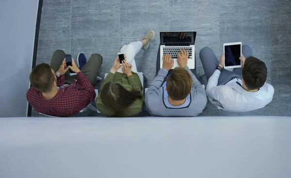Grupo Jovens Atraentes Sentados Chão Usando Laptop Tablet Telefones Inteligentes — Fotografia de Stock