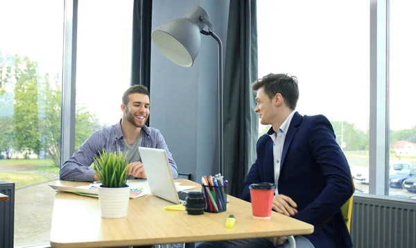 Two Young Modern Men Discussing Work Office — Stock Photo, Image