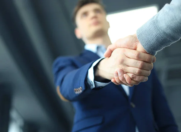 Dorośli Partnerzy Biznesowi Ściskający Dłonie — Zdjęcie stockowe