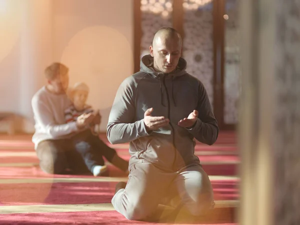 Мусульмане Молятся Мечети — стоковое фото