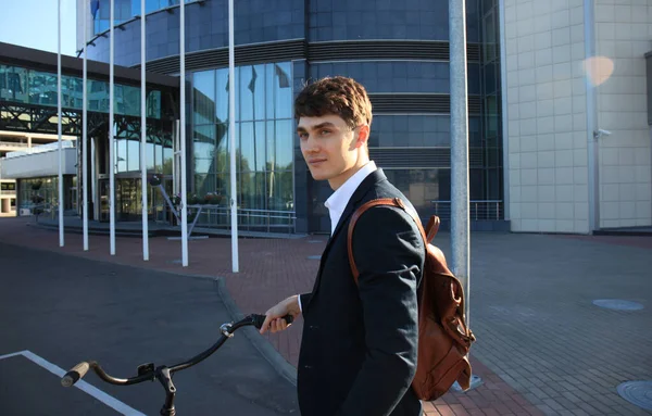 自転車で町の通りを歩いて自信を持って若いビジネスマン — ストック写真