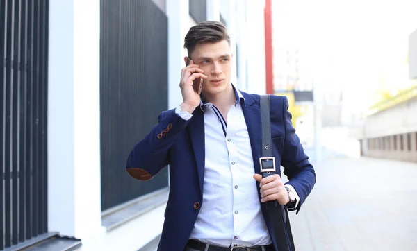 Junge Städtische Geschäftsmann Profi Auf Smartphone Fuß Der Straße Mit — Stockfoto
