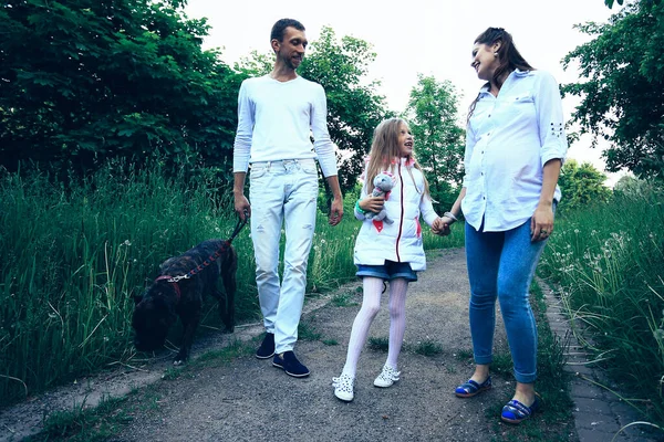 Menina Com Seus Pais Cachorro Estimação Parque — Fotografia de Stock
