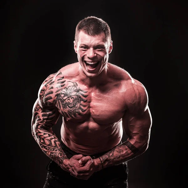Portret Van Een Vrolijke Gespierde Mannelijke Bodybuilder — Stockfoto