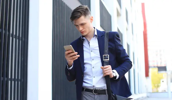 Jovem Empresário Urbano Profissional Smartphone Andando Rua Usando Telefone Celular — Fotografia de Stock