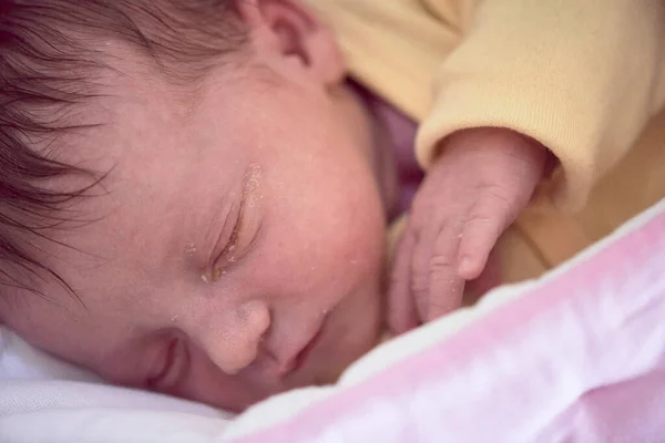 Nyfødt Baby Sover Sengen Hospitalet - Stock-foto