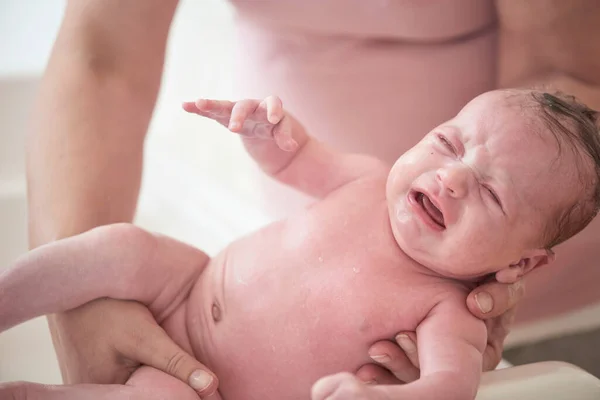 新生児の女の子風呂に入る — ストック写真
