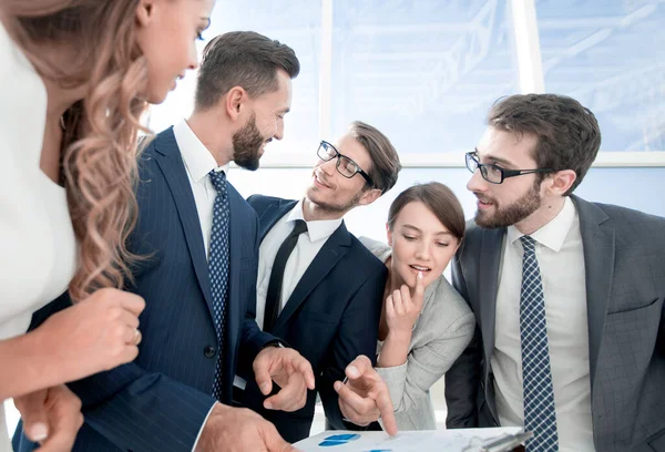 Business Team Discussing Financial Charts — Stock Photo, Image