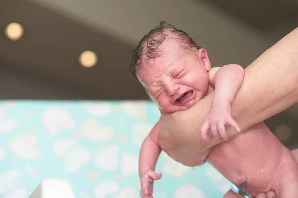 Neonato Bambina Prendendo Primo Bagno — Foto Stock