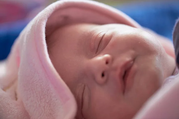 Ein Monat Neugeborenes Schläft Bett — Stockfoto