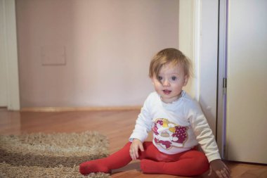 Sevimli küçük bir bebek ve ilk adımlarını atıyor.