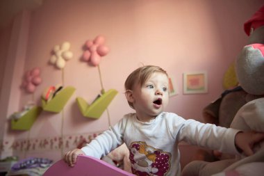 Sevimli küçük bir bebek ve ilk adımlarını atıyor.