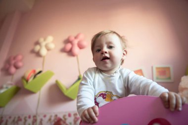 Sevimli küçük bir bebek ve ilk adımlarını atıyor.