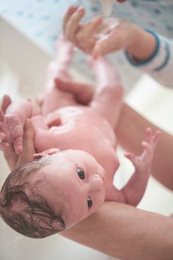 Yeni doğmuş bebek banyo yapıyor.