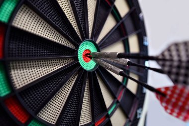 Dartlar hedefe. Hedefe dart.