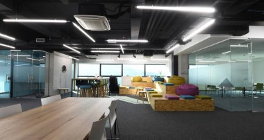 Modern güneşli parlak Açık Plan Ofis dinlenme alanıiç