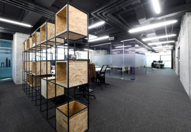 Modern güneşli parlak Açık Plan Ofis dinlenme alanıiç