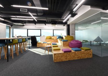 Modern güneşli parlak Açık Plan Ofis dinlenme alanıiç