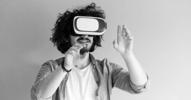 sanal gerçeklik VR kulaklık gözlük kullanan adam