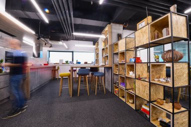 Modern güneşli parlak Açık Plan Ofis dinlenme alanıiç