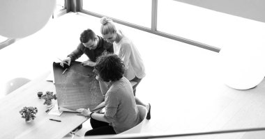 Modern ofis binasında Girişim İş Takımı Toplantısı