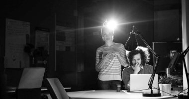 Gece ofisindeki genç tasarımcılar.