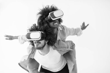 çok ırklı çift Başlarken Vr kulaklık gözlük kullanma deneyimi