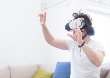 sanal gerçeklik VR-kulaklık gözlük kullanan adam