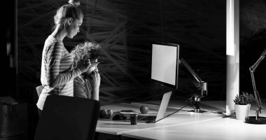 Gece ofisindeki genç tasarımcılar.