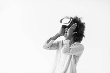 sanal gerçeklik VR kulaklık gözlük kullanan siyah kız