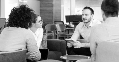 Modern ofis binasında Girişim İş Takımı Toplantısı