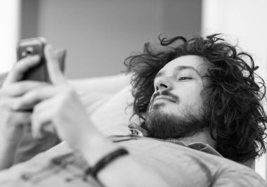 genç adam bir cep telefonu evde kullanma