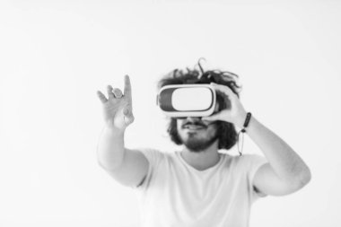 Sanal gerçeklik kulaklığı kullanan adam