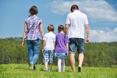 mutlu genç aile açık havada eğlence var