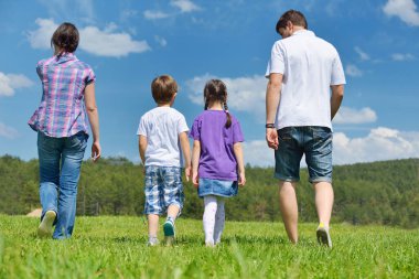 mutlu genç aile açık havada eğlence var