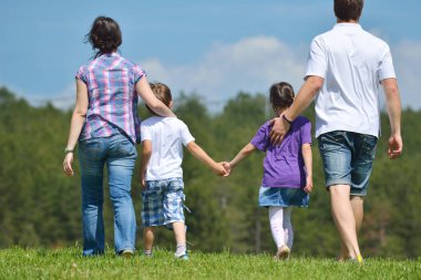 mutlu genç aile açık havada eğlence var