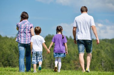 mutlu genç aile açık havada eğlence var