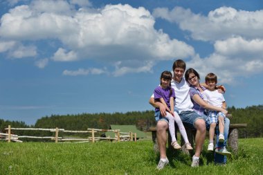 mutlu genç aile açık havada eğlence var