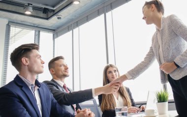 İş başvurusunda bulunan röportaj sahip. İş görüşme sırasında el sıkışma