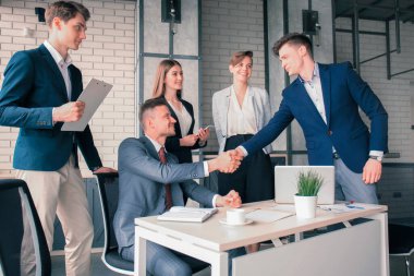 İş başvurusunda bulunan röportaj sahip. İş görüşme sırasında el sıkışma