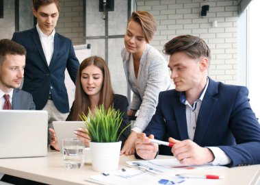 Beyin fırtınası. Birlikte dizüstü bilgisayara bakan bir grup iş adamı..